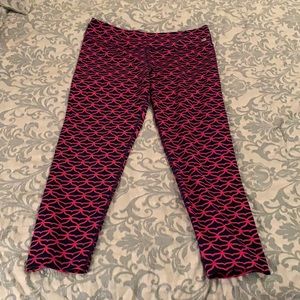 Vineyard vines whale tail Capri leggings size large.